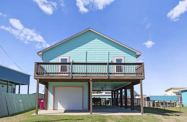 Relax in Style: Beautiful 2-Bedroom Home on the Canal