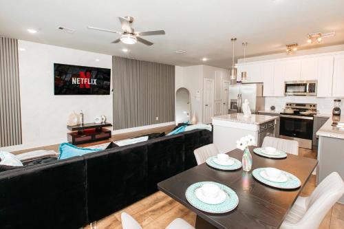 Relax in Style - Open-Plan 3BR Lounge near NRG Stadium, Downtown, Medical Center, Private Backyard