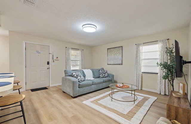 Relax in Style Private 2BR/2BA Home Away from Home in Zephyrhills