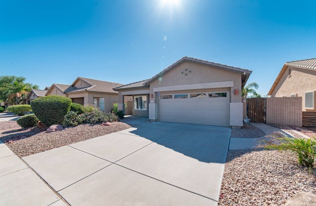 Relax in sunny Arizona with a heated pool and golfcourse view