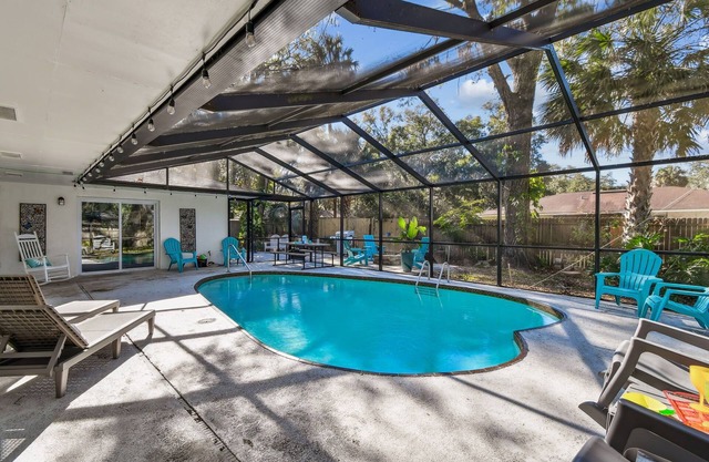 Relax in the covered "Heart" Pool & hot tub, local dining, min DT and Beaches