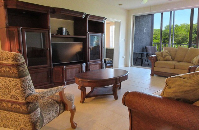 Relax In The Sunshine! Lovely 2B/2B Vacation Condo w/All Weather Lanai, Walk To Beach, Resort Pool!