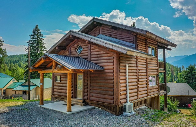 Relax in This Chalet: 2 bd/2 ba, BBQ, WiFi, Games & Mountain Views- 7 mi to GNP