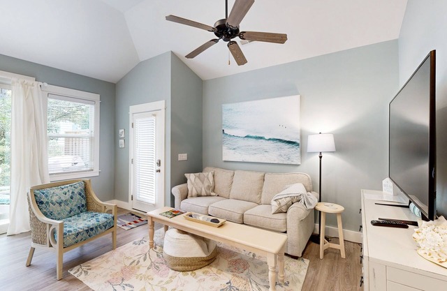 Relax in this inviting condo with patio, netflix streaming and pool