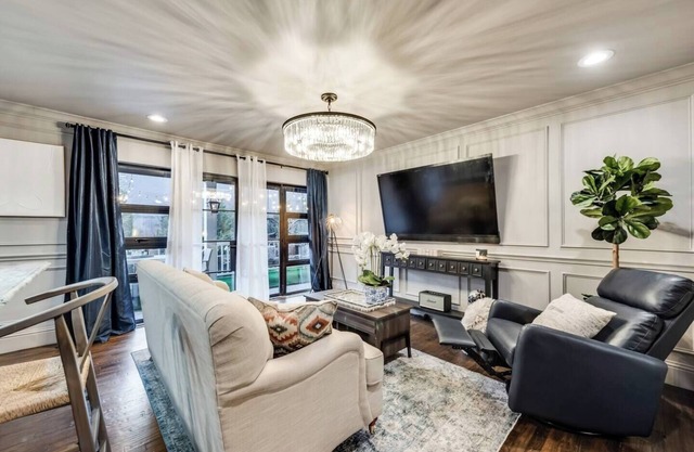 Relax in this luxury 1BR condo minutes from Downtown, Uptown & Highland Park. Features high-speed WiFi (330 Mbps), 65” smart TV, marble counters, washer/dryer, water purification system, & king luxury hybrid bed with 300TC Egyptian cotton sheets.