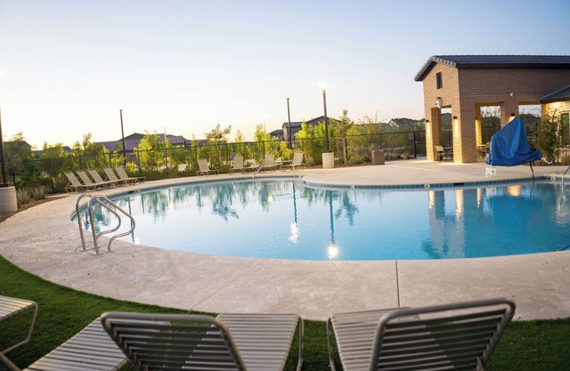 Relax in Tucson - Pool/Playground, Level 2 EV Charger, Mountain View