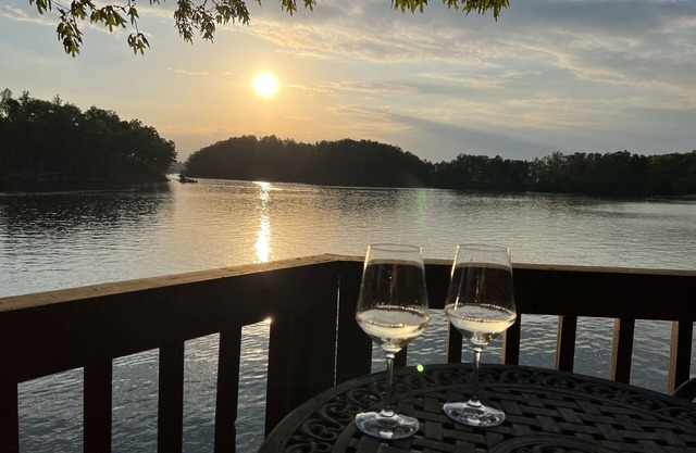 Relax LAKEFRONT: Incredible Panoramic Views & boat slip, 9 Miles to Clemson!