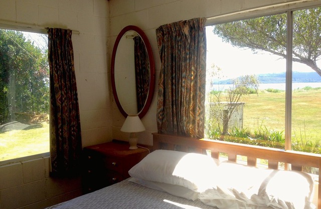 Relax Lakeside - Five Mile Bay Holiday Home, WHAREWAKA
