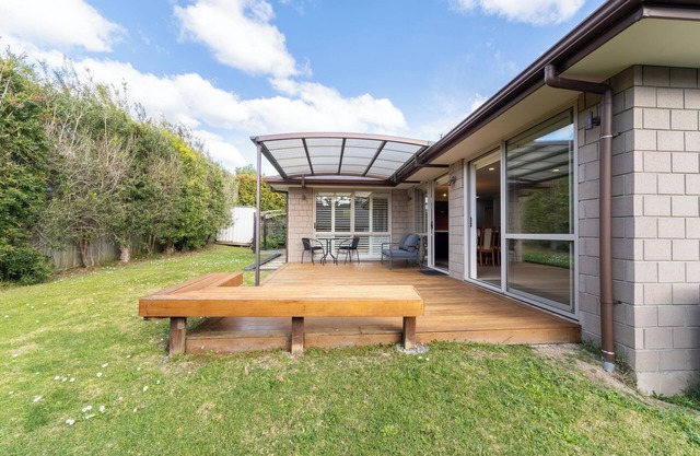 Relax on Cottage Court - Silverdale Holiday Home