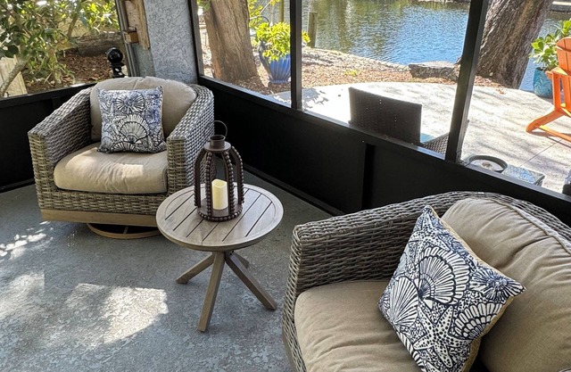 Relax on the beautiful Weeki Wachee River at the charming Seahorse River House!