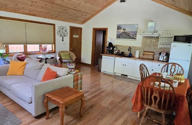 Relax & Unwind at a very private & relaxing 1 bedroom 1 bath studio