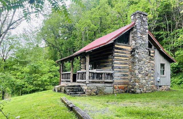 Relax & Unwind in an Iconic Cabin! River views