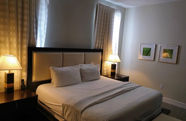 Relax & Unwind in Doral, King Suite – sleeps 4
