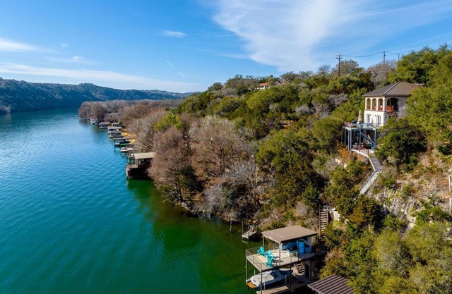 Relax, Unwind & Play: Fire Pit, BBQ, Billiards & Lake Fun, 30 Mins from Austin