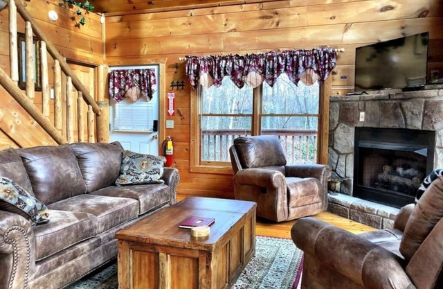 Relax with a VIEW Hot tub Pool table Fireplace, Pigeon Forge Gatlinburg