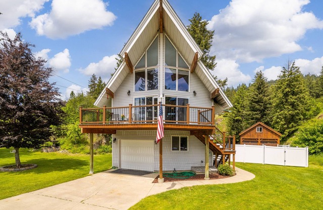 Relax with room to entertain in Beautiful Bayview!