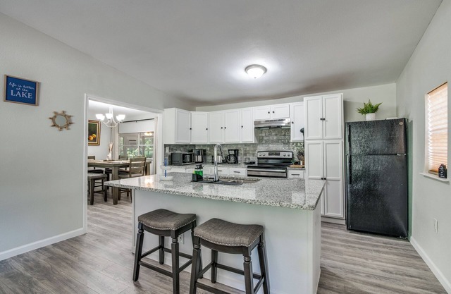 Relax with the whole family in our cozy and peaceful TLC -Tranquil Lake Cove.