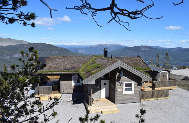 Relaxation with mountain views, hiking, skiing, by the water, dogs welcome