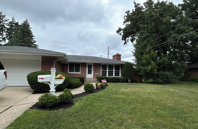 Relaxed Vintage Charm Meets Modern Comfort/Family-Friendly 3BR Ranch Near Lake