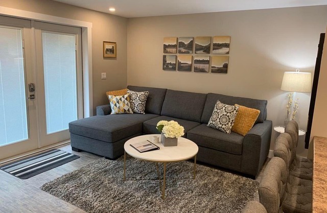 Relaxing 1 Bedroom Suite - 5 minutes from the beach!