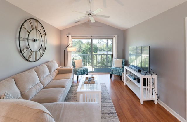 Relaxing 2BR 2BA Condo on Golf Course w/balcony