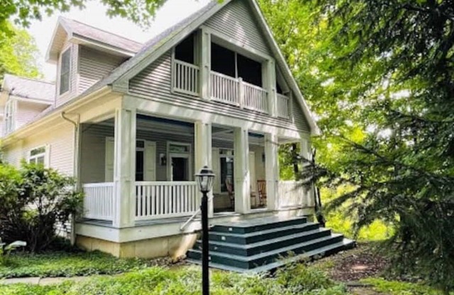 Relaxing 4-BR w/hot-tub, marsh, nature trail; wineries