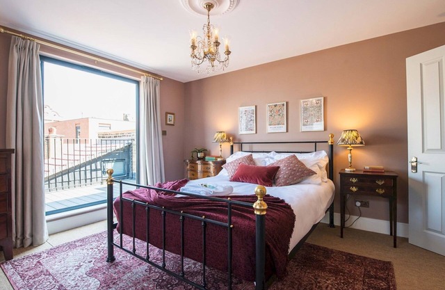 Relaxing Balcony Getaway in Fulham & Hammersmith | Pass The Keys