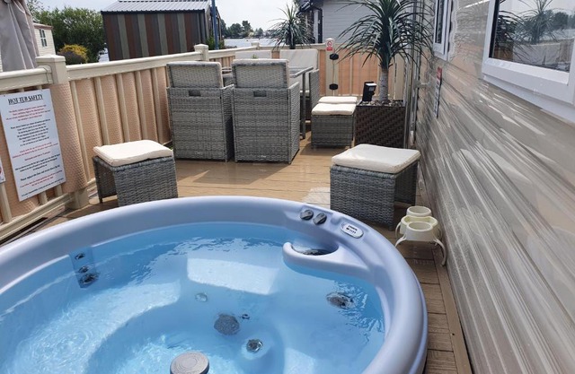 Relaxing Breaks with Hot tub at Tattershal lakes 3 Bedroom