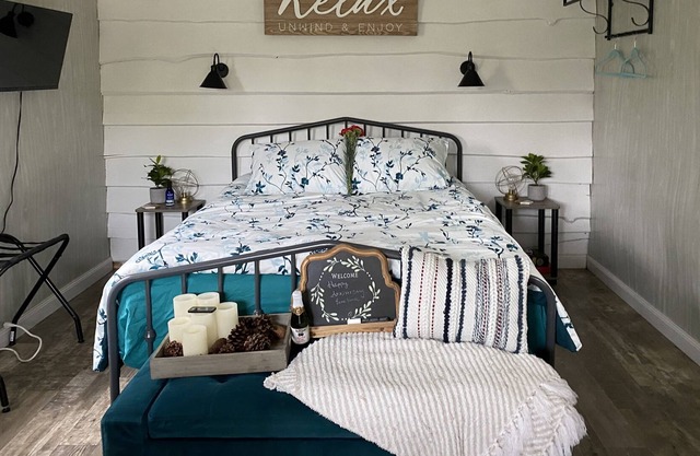 Relaxing Cabin Retreat for 2 on Pond short drive to Fair Haven Beach