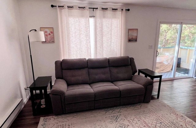 Relaxing condo close to everything (2 bdr 2 bath)