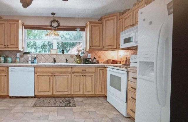 Relaxing country chateau estate. Minutes from airport, beach and downtown