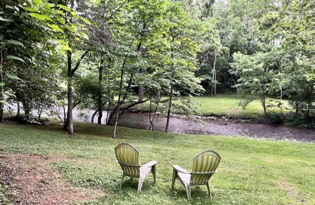 Relaxing Creekside Retreat - Firepit, Outdoor Dining, Creek View, Sleeps 4