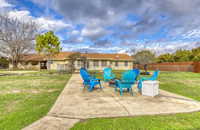 Relaxing family-friendly home - firepit, playground & river access