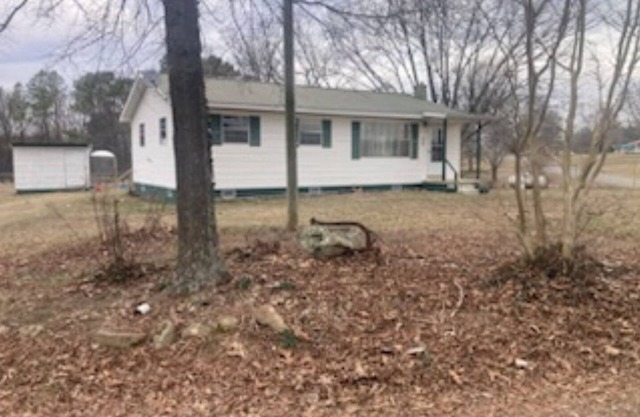 Relaxing farmhouse! Enjoy farm animals, fishing and a picnic by the pond!