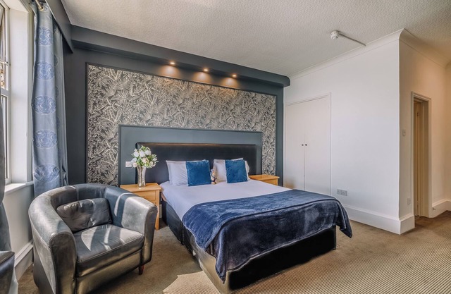 Relaxing Getaway with Tranquil Atmosphere - Breakfast, Parking & Beach Access