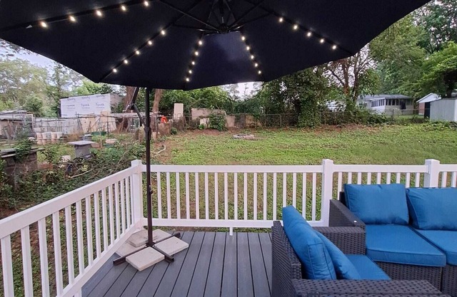 Relaxing Getaway w/outdoor fire pit ,Outdoor deck, game room and near Airport