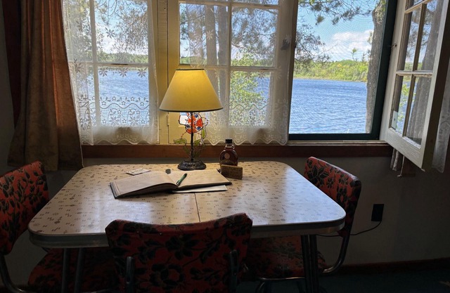 Relaxing Hush Puppy Cottage Retreat at the Lake Edge Cottages!
