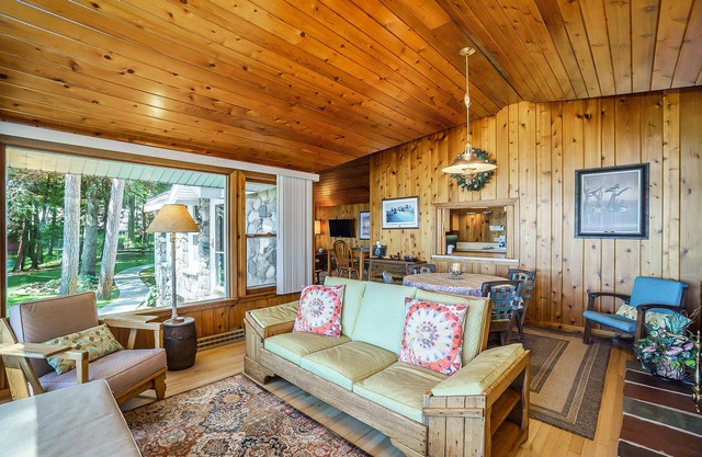 Relaxing lake house w/firepit, boat mooring, free cable, and full kitchen