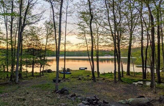 Relaxing Lakefront, 3 Beds, 2 Baths, Sleeps 8