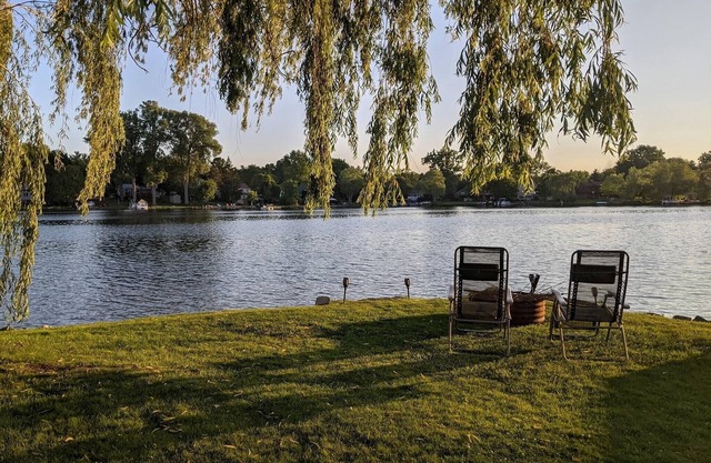 Relaxing Lakefront Cottage with Beautiful Views- 6 Kayaks + KING SIZE BED!