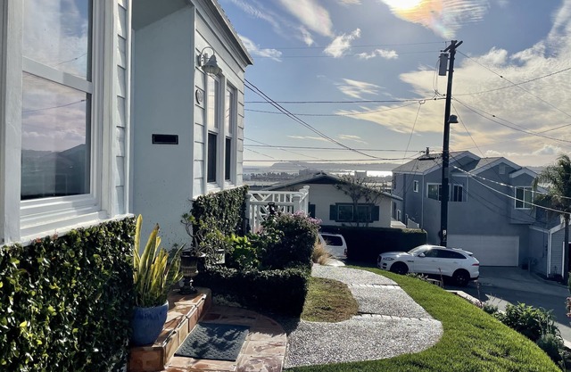 Relaxing Mission Hills Cottage with Great Views
