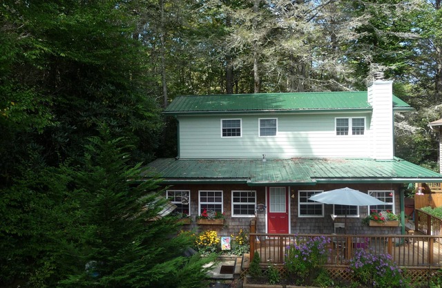 RELAXING MOUNTAIN GET-A-WAY IN HIGHLANDS, NC. GOOD FOR ALL SEASONS!