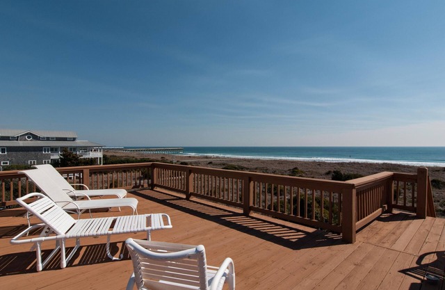Relaxing oceanfront duplex with rooftop sun deck!