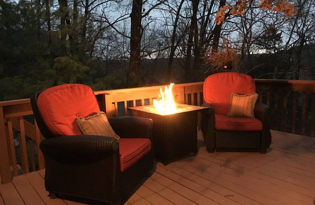 Relaxing Outdoor And Cozy Living Near The Lake.