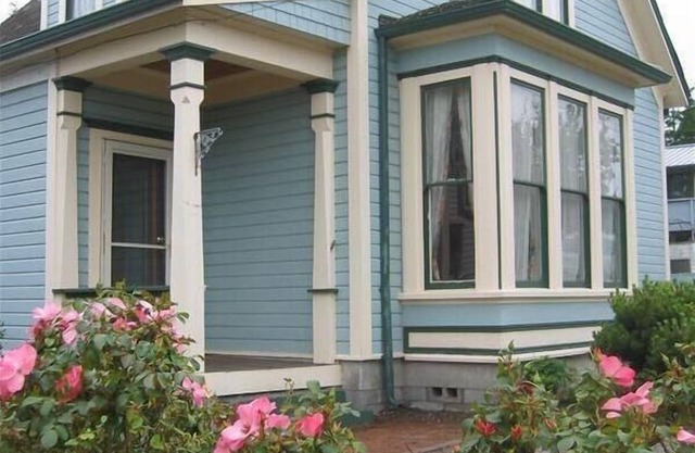 Relaxing place to gather with friends and family in Uptown Port Townsend, ~WA~
