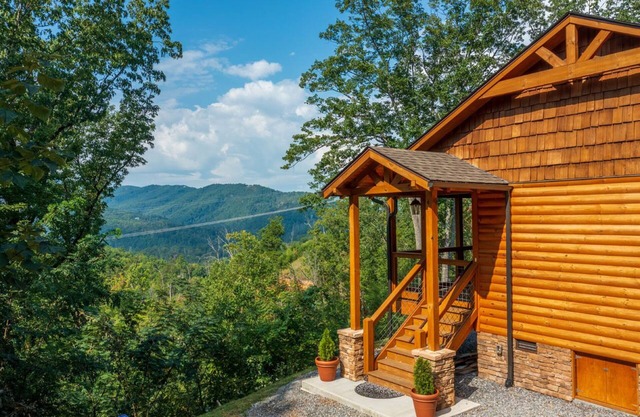 Relaxing retreat/Fantastic views!/Hot tub/King beds/Fire pit/Mins to GB PF