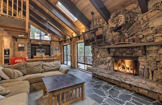 Relaxing Riverfront Retreat in Strawberry