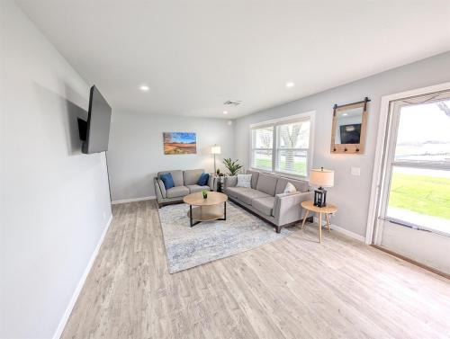 Relaxing River View Stay Renovated 3BR Home