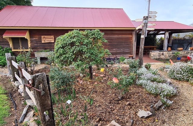 Relaxing romantic cottage getaway with a 5 minute walk to beach and cafes