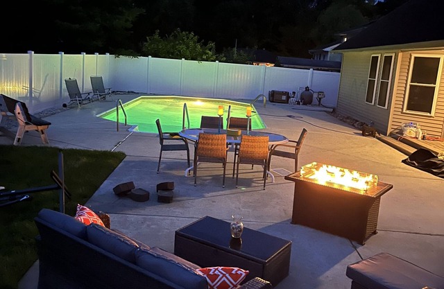 Relaxing Secluded Getaway featuring a backyard Oasis